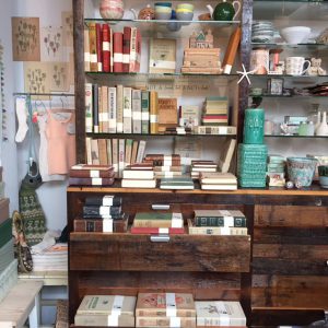 Boekenkast vol met About: Blanks notitieboeken