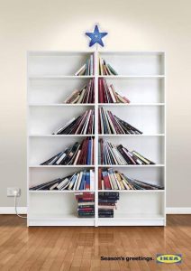Kerstboom gemaakt van boeken in Ikea boekenkasten