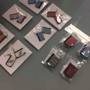Oorbellen en broches te koop bij Leesletters