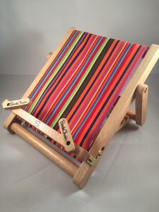 Leesstandaard in de vorm van een strandstoel