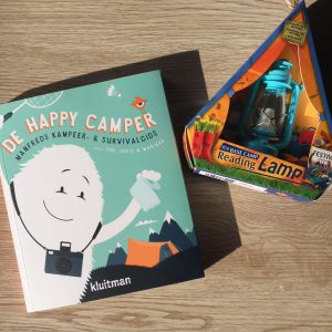 De happy camper met reading light