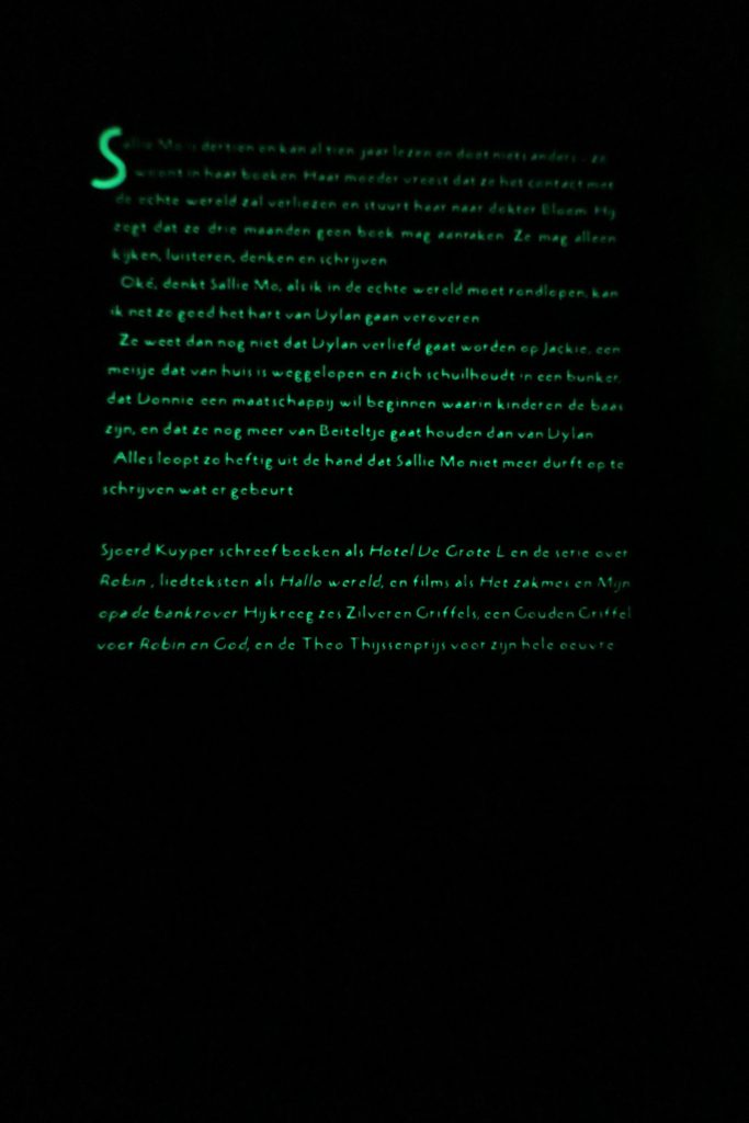 Bizar glow in the dark achterzijde
