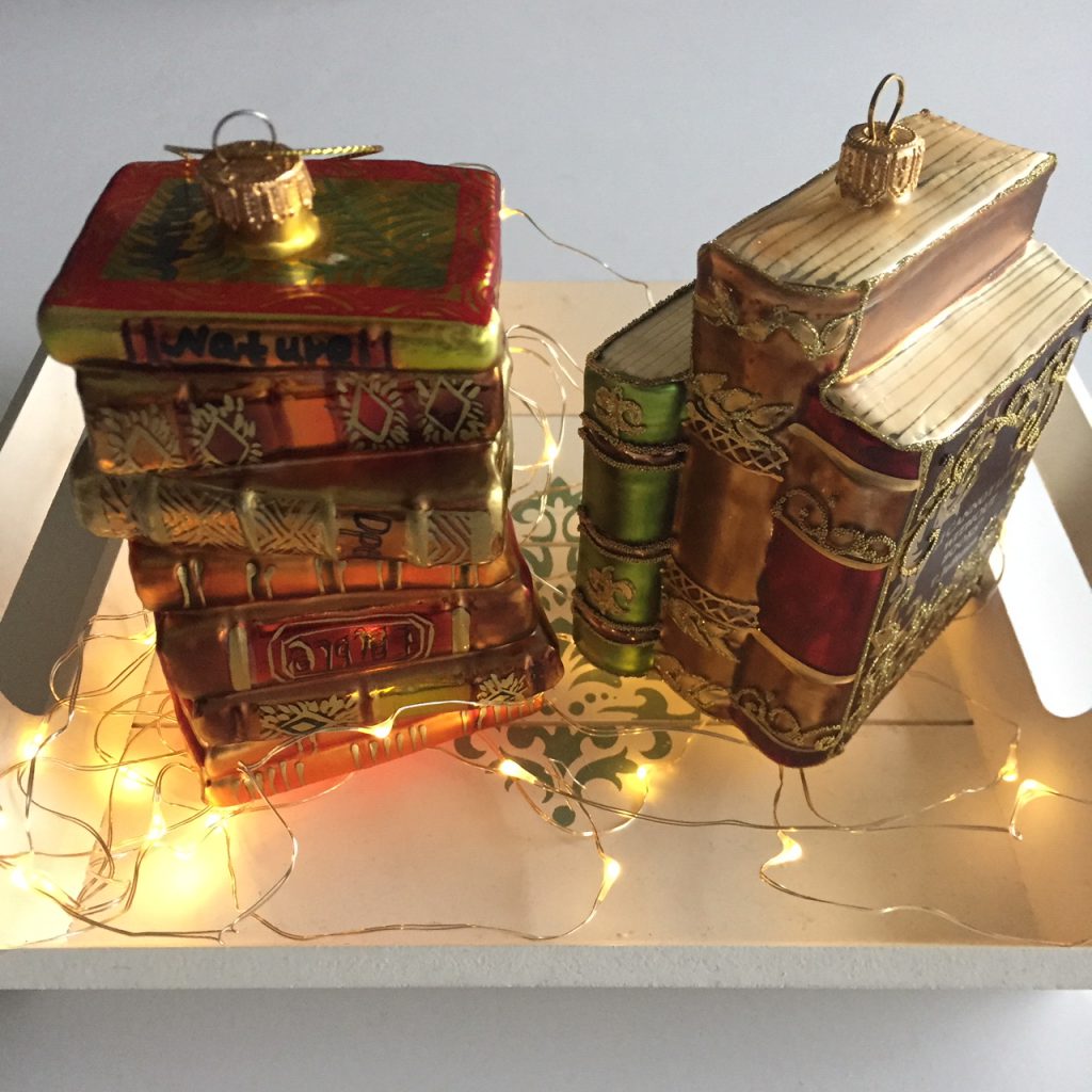 Kerstdecoratoe boekenstapels