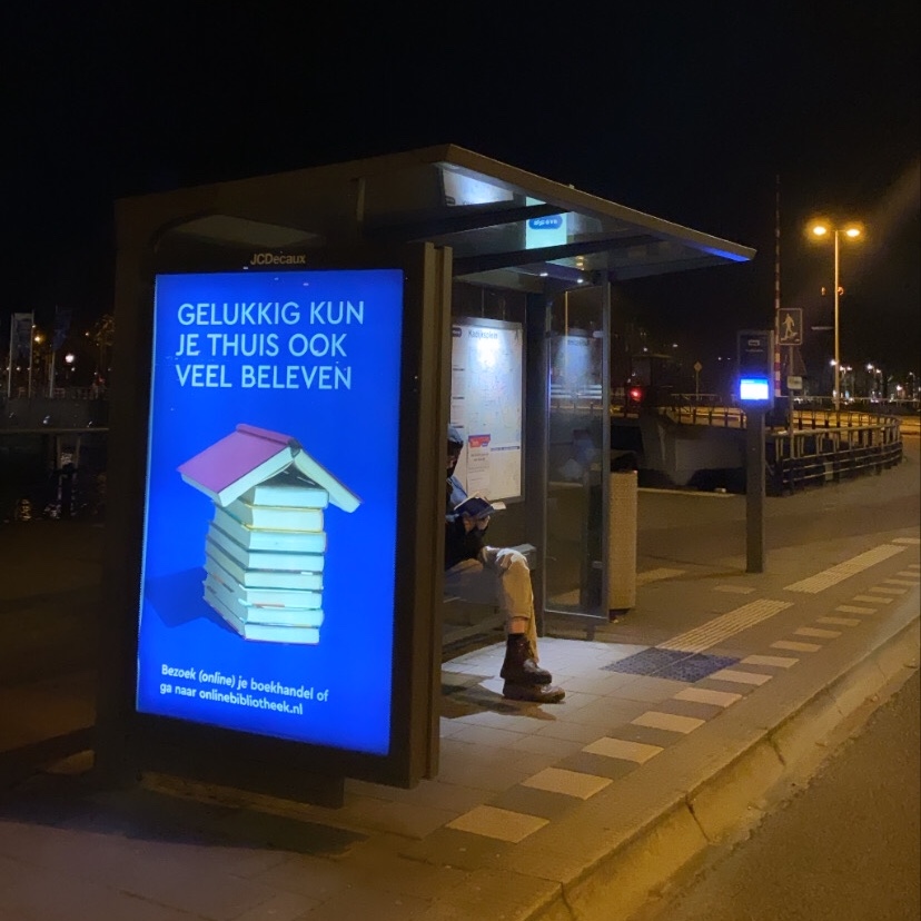 Ik lees thuis in een bushokje
